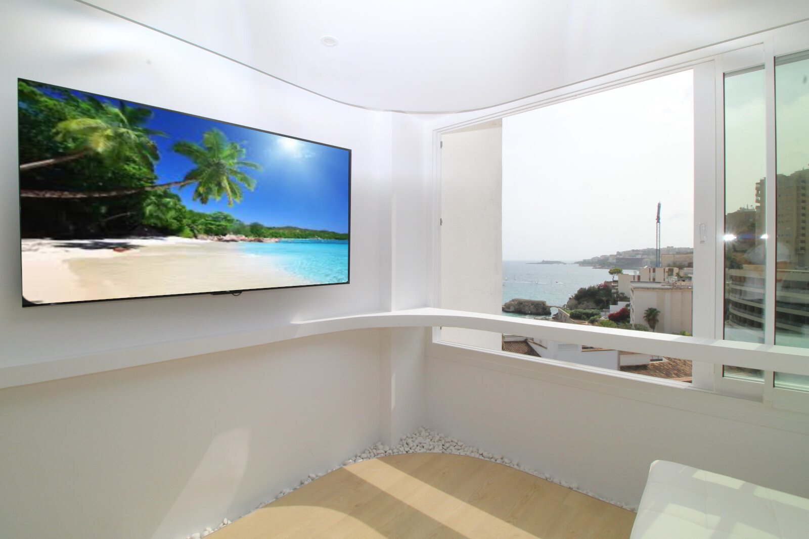 Oasis de bienestar con vistas panorámicas – Baño moderno con vistas al mar y grandes ventanales