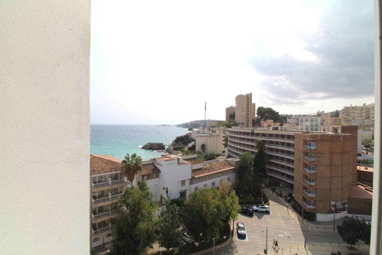 Vista al mar desde una perspectiva elevada: ventanas con vistas abiertas a la bahía y la línea costera