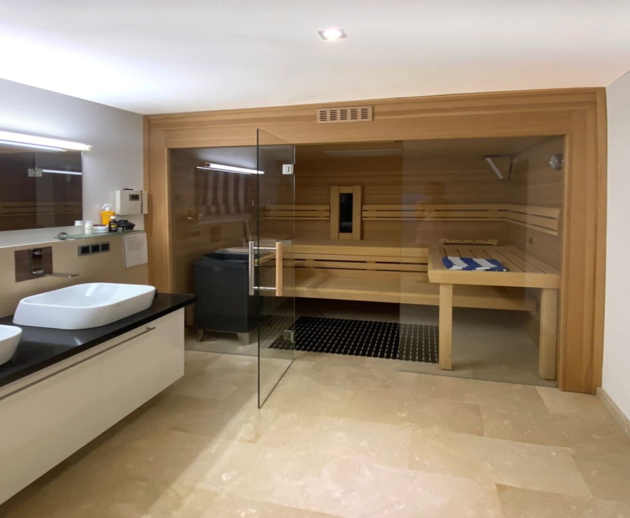 Oasis de bienestar con sauna integrada y ducha a medida Oasis de bienestar con sauna integrada y ducha a medida