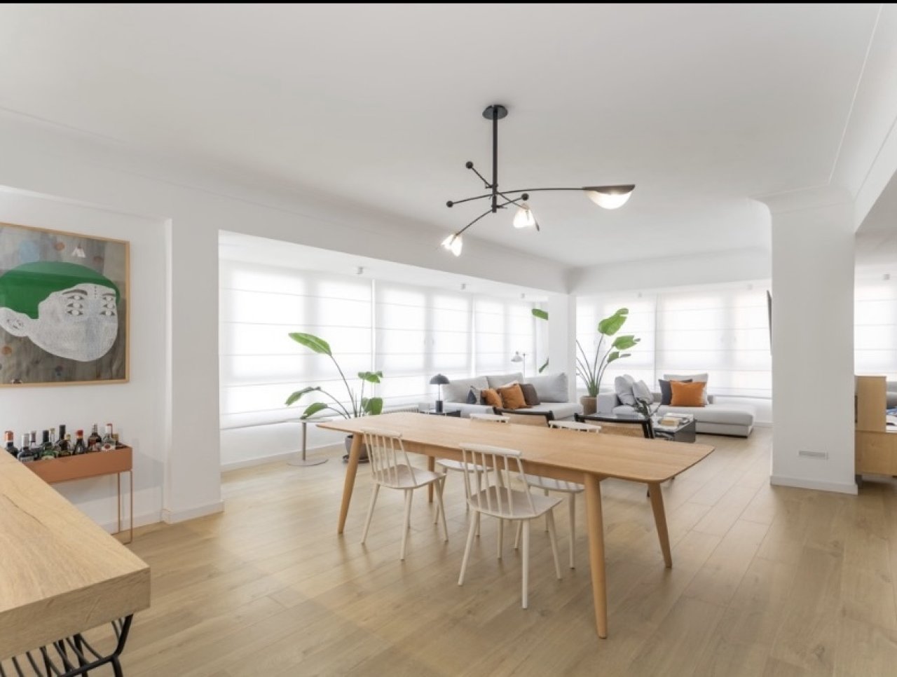 Zona de estar y comedor llenas de luz con ventanas de piso a techo y distribución inteligente del espacio Zona de estar y comedor llenas de luz con ventanas de piso a techo y distribución inteligente del espacio