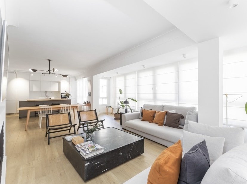 Concepto abierto de vivienda y cocina con amplias superficies de ventanas y uso óptimo del espacio Concepto abierto de vivienda y cocina con amplias superficies de ventanas y uso óptimo del espacio