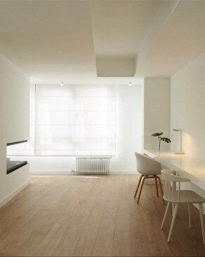Luminoso despacho con gran ventanal y diseño práctico del espacio de trabajo Luminoso despacho con gran ventanal y diseño práctico del espacio de trabajo