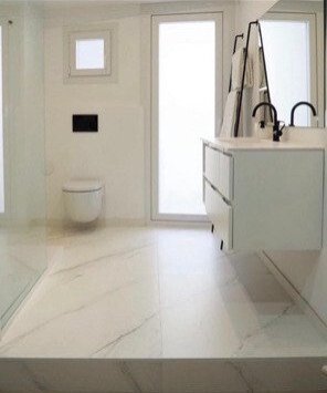 Baño moderno con espejos grandes, sanitarios de alta calidad y luz óptima Baño moderno con espejos grandes, sanitarios de alta calidad y luz óptima
