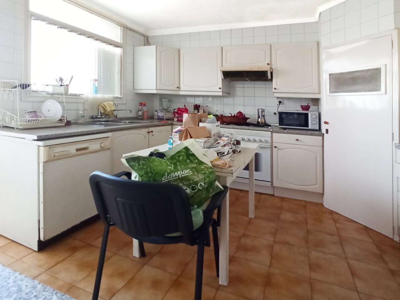 Cocina funcional con amplia encimera y práctica conexión para comedor