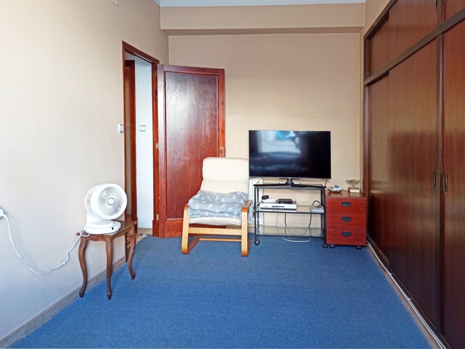 Habitación cómoda con mucho espacio de almacenamiento y distribución práctica