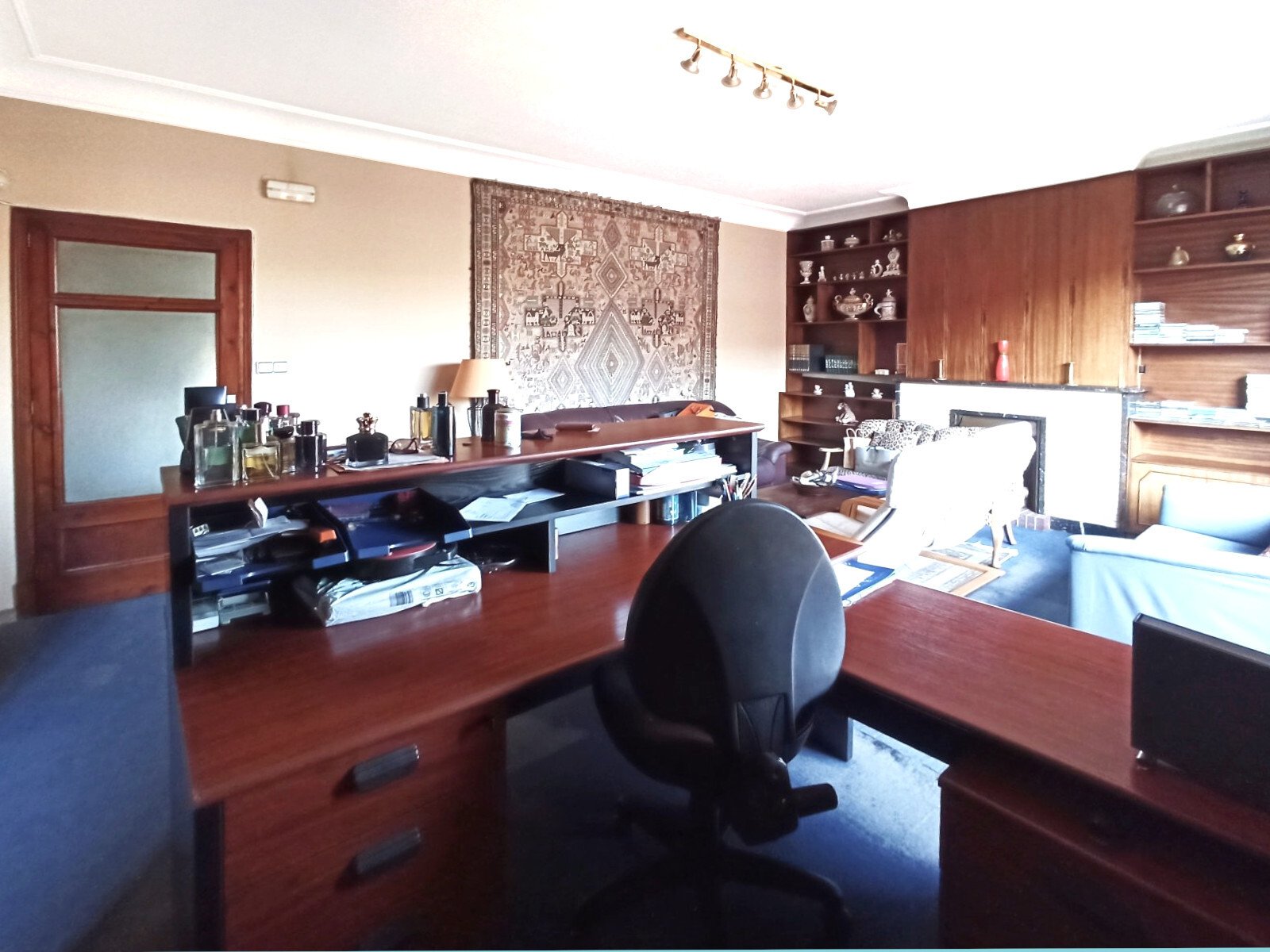 Oficina ejecutiva con equipamiento completo y diseño óptimo del espacio de trabajo