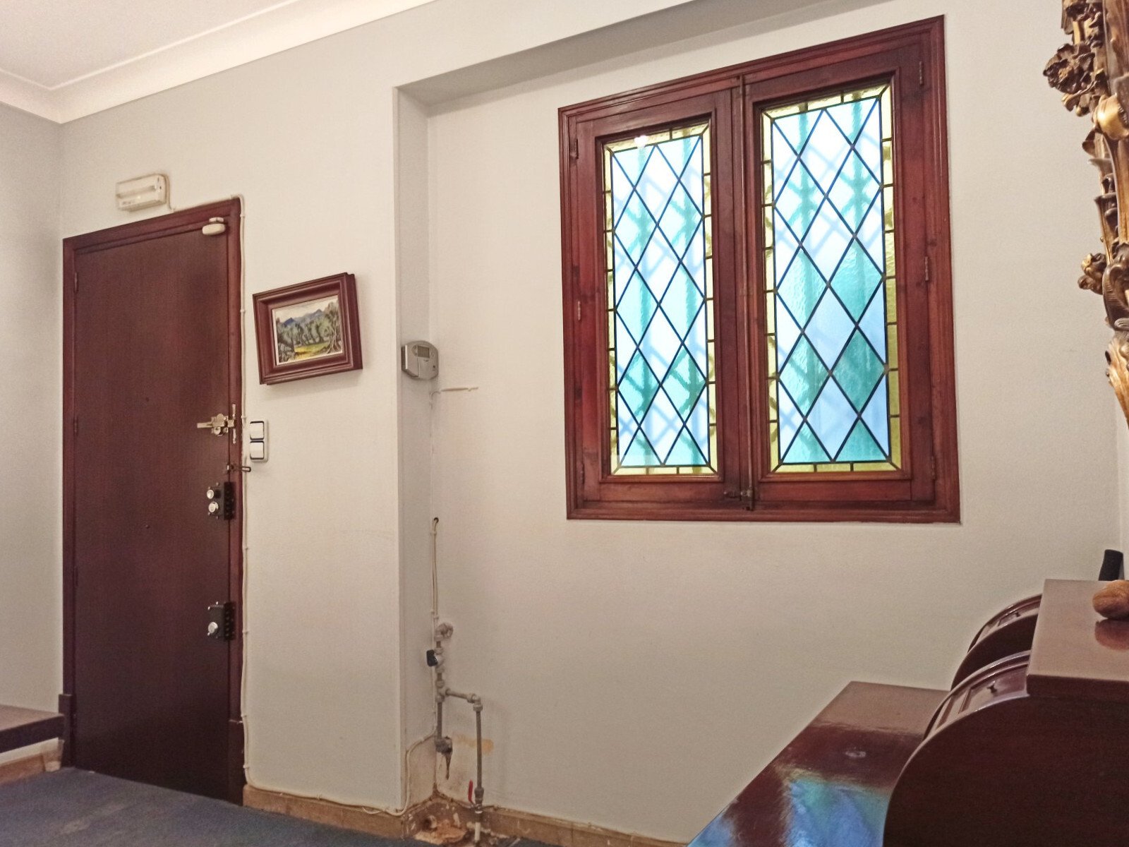 Zona residencial representativa con una ventana de plomo con carácter y equipamiento de madera de alta calidad