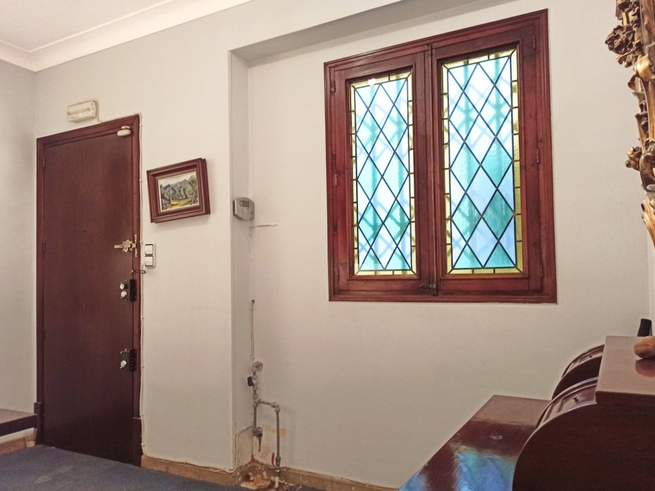 Zona residencial representativa con una ventana de plomo con carácter y equipamiento de madera de alta calidad