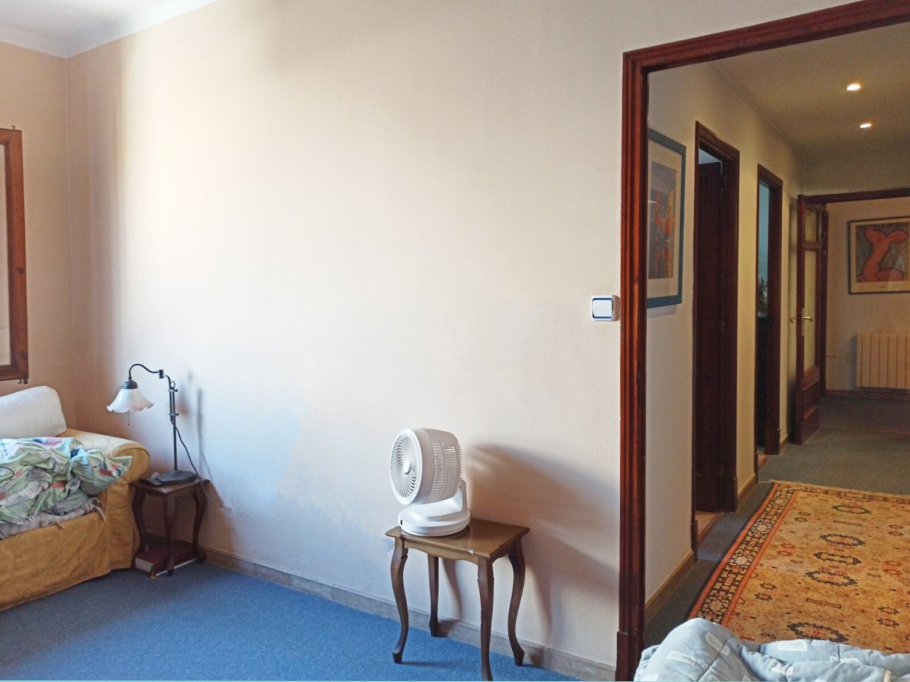 Amplio dormitorio con acceso directo a la terraza y distribución práctica del espacio