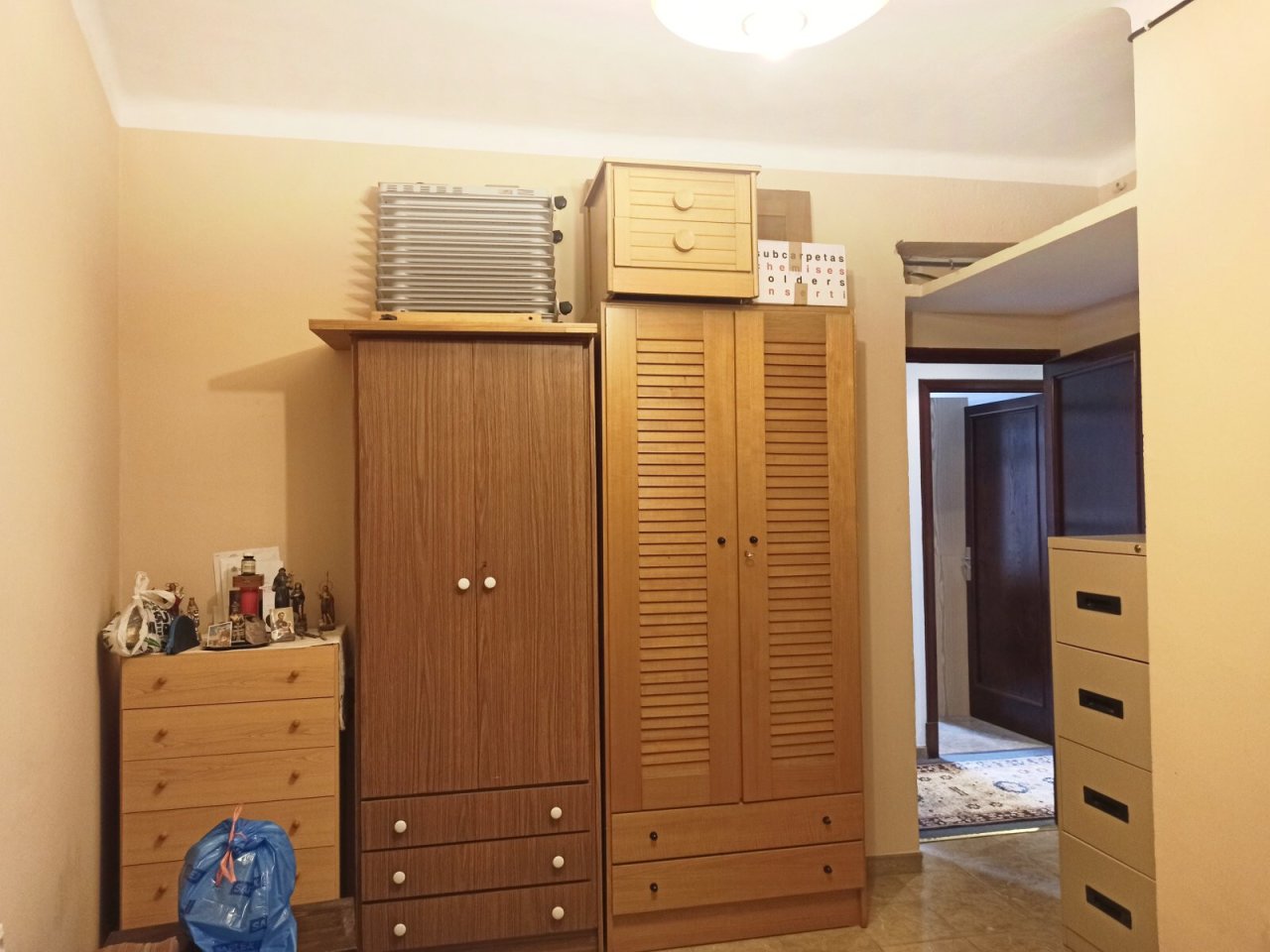 Dormitorio con solución de armario inteligente y aprovechamiento óptimo del espacio de almacenamiento