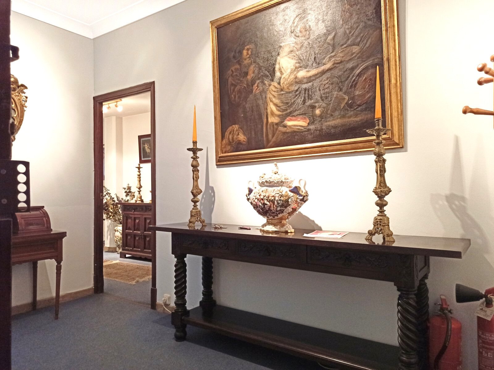 Vestíbulo representativo con techo decorado con yeso y superficies de madera de alta calidad