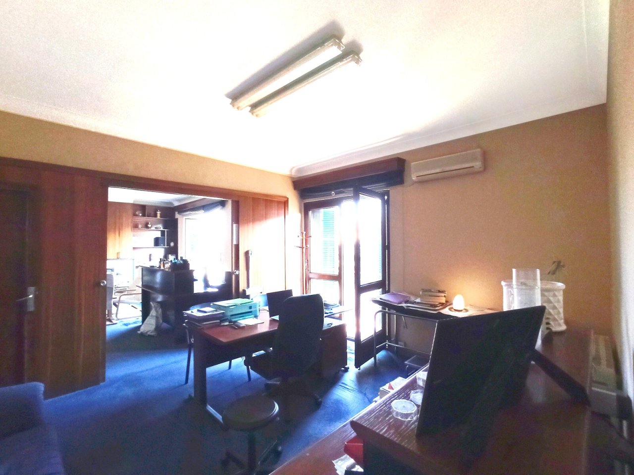 Oficina moderna con aire acondicionado, luz natural y acceso directo a la terraza