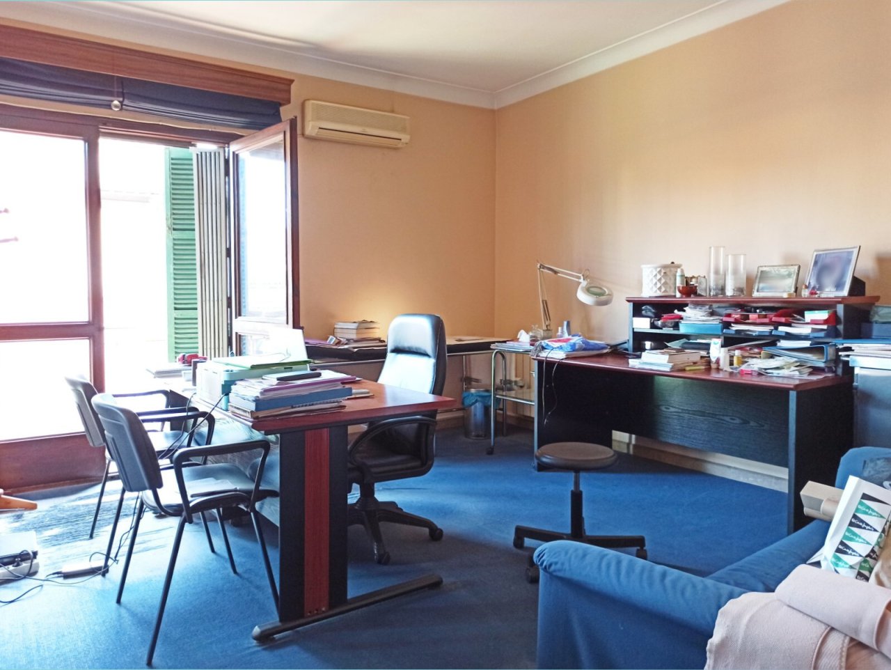 Oficina luminosa con ambiente de trabajo con aire acondicionado y acceso directo a la terraza