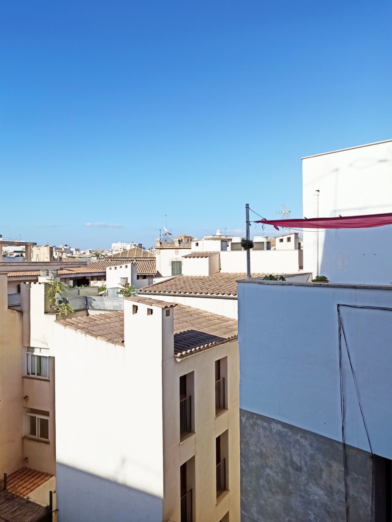 Terraza en la azotea con vistas despejadas sobre el perfil de la ciudad
