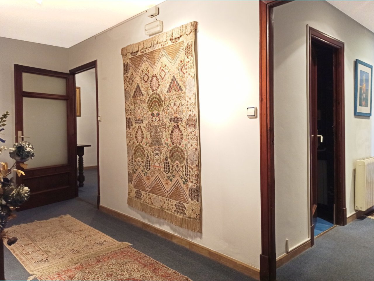 Elegante pasillo con distribución práctica del espacio y múltiples accesos a las áreas de vivienda