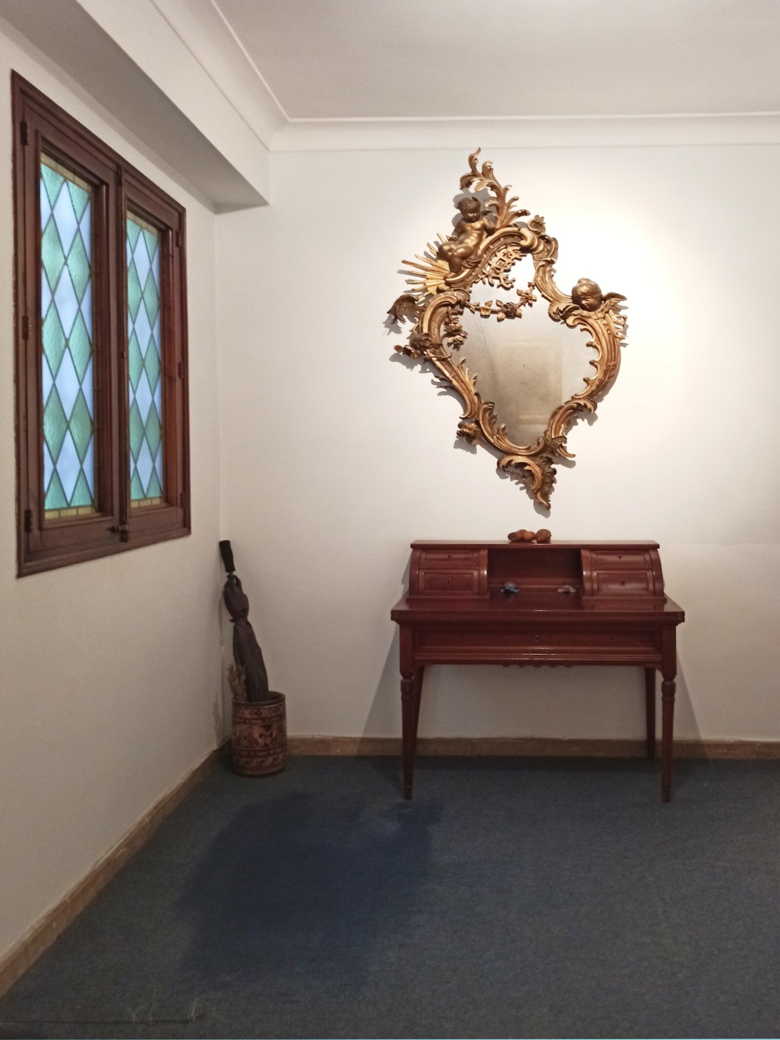 Entrada elegante con ventana de madera de alta calidad y decoración del techo con relieves