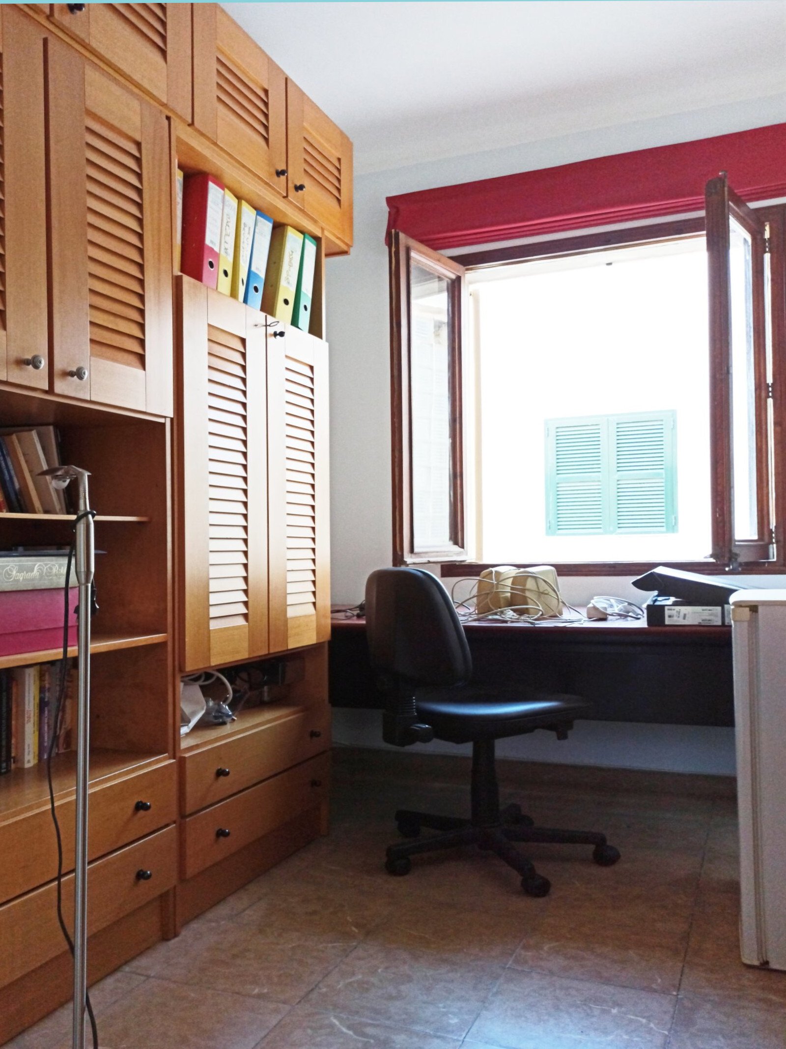 Habitación de trabajo funcional con ventanas de suelo a techo e integración inteligente de armarios