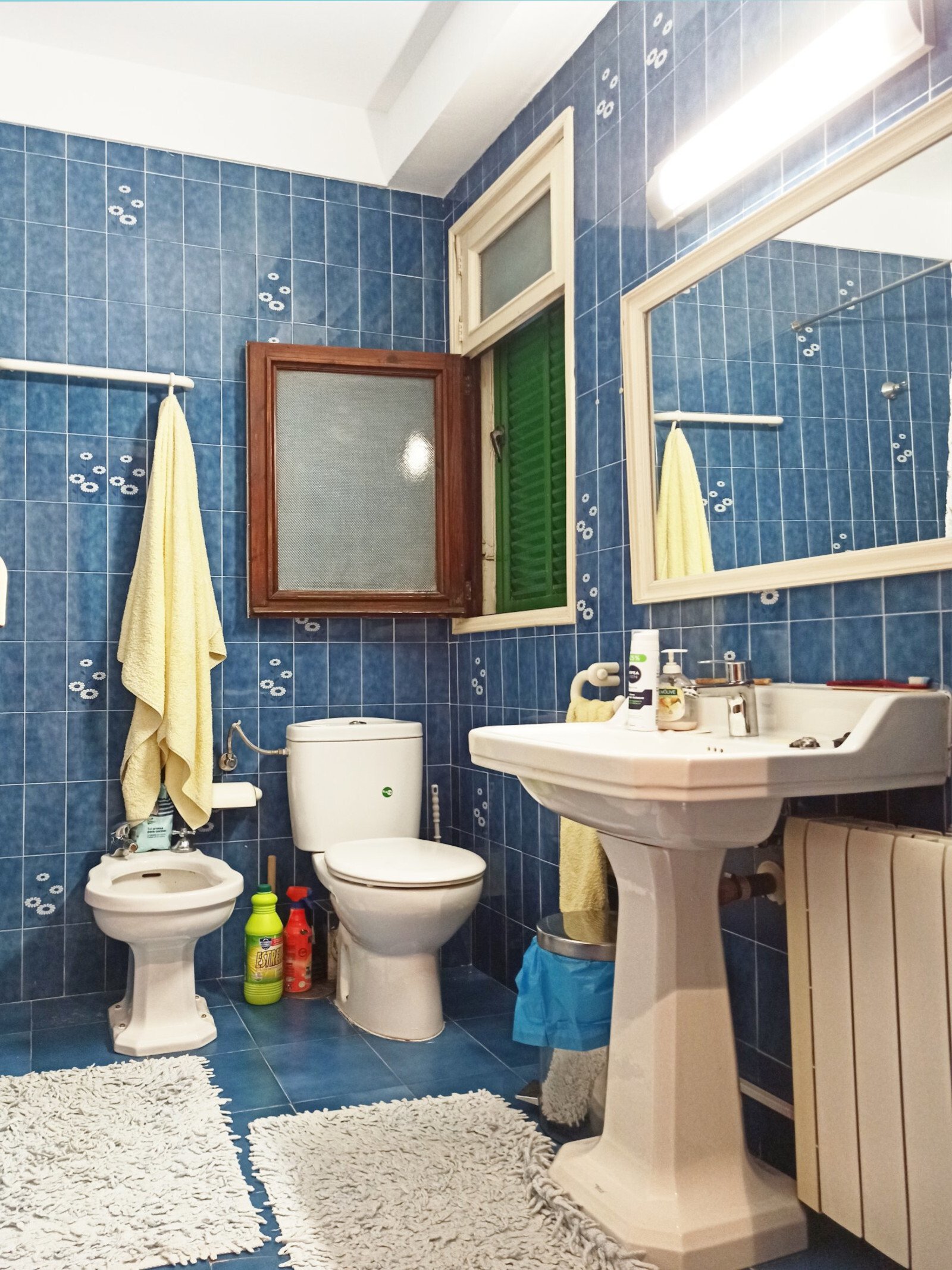Baño funcional con doble lavabo práctico y buena ventilación