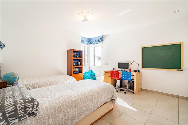 Habitación infantil luminosa con distribución flexible y acceso directo al balcón