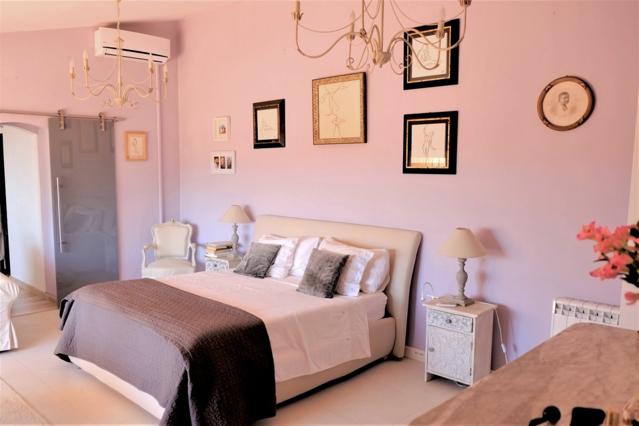 Habitación principal cómoda con aire acondicionado y un diseño de espacio bien pensado