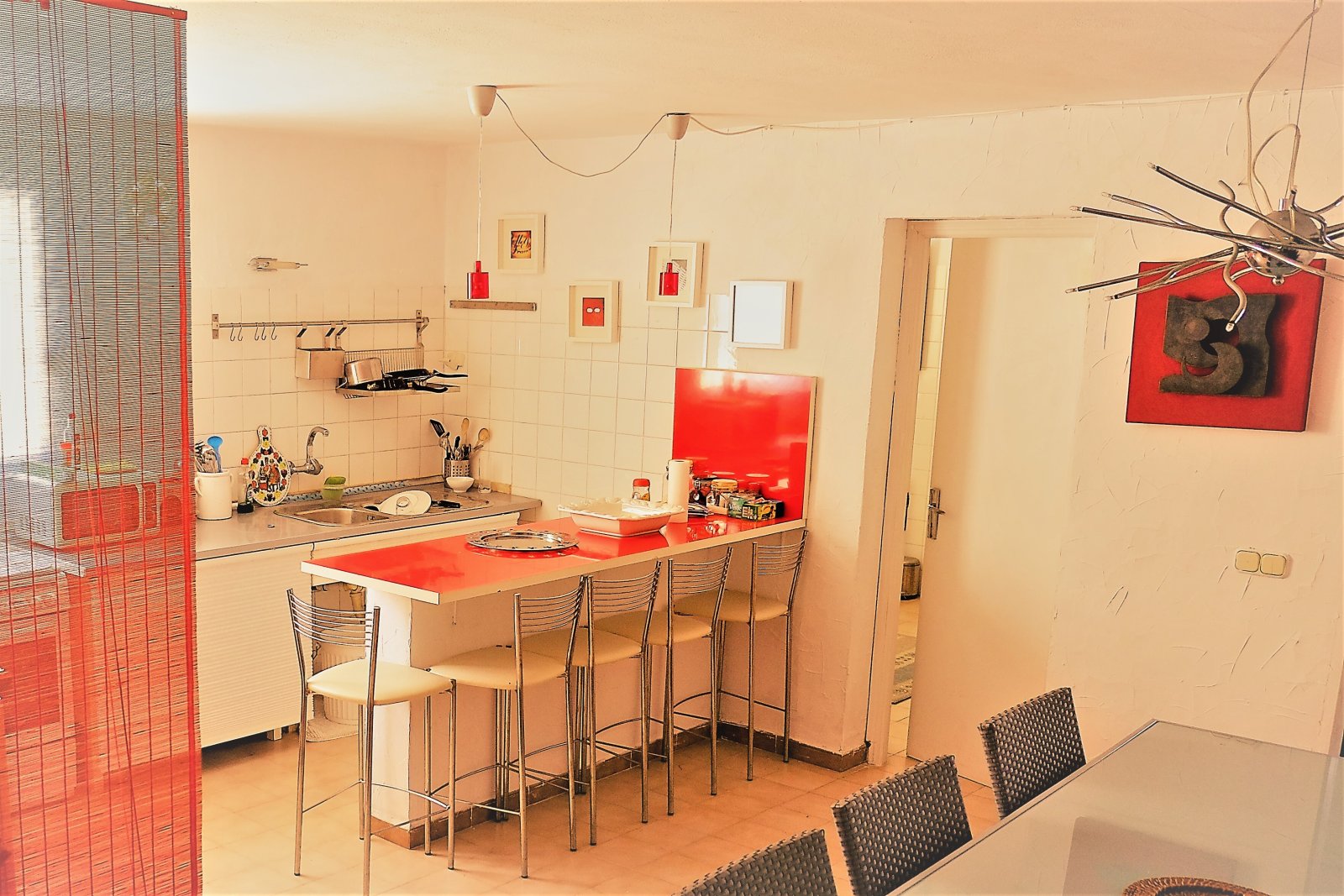 Cocina abierta con zona de comedor integrada y línea de cocina funcional