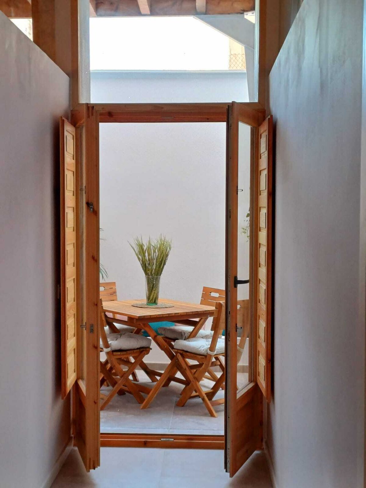 Puertas dobles con lucernario – Gran entrada de luz y elegante conexión con el exterior Puertas dobles con lucernario – Gran entrada de luz y elegante conexión con el exterior