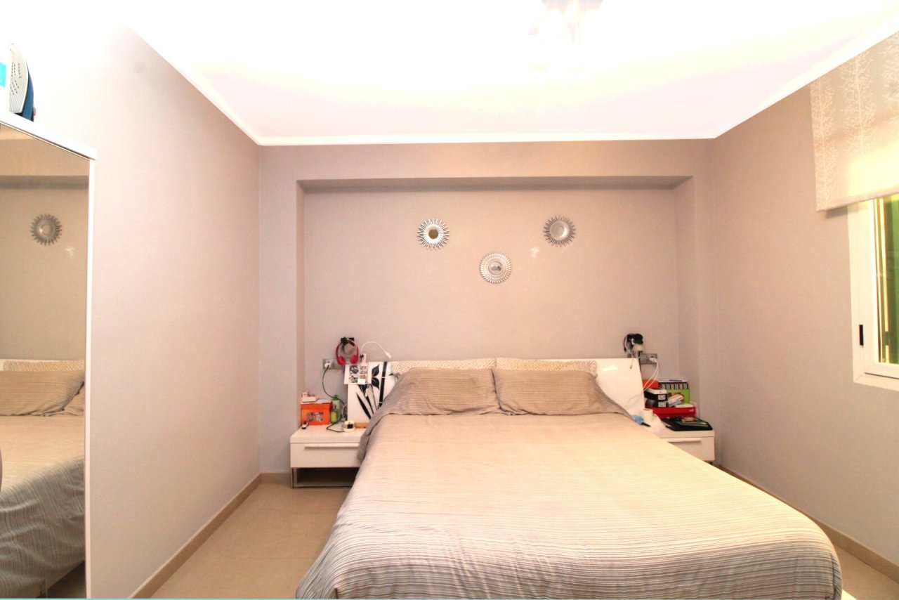 Habitación cómoda con un diseño inteligente del espacio y prácticas mesitas de noche