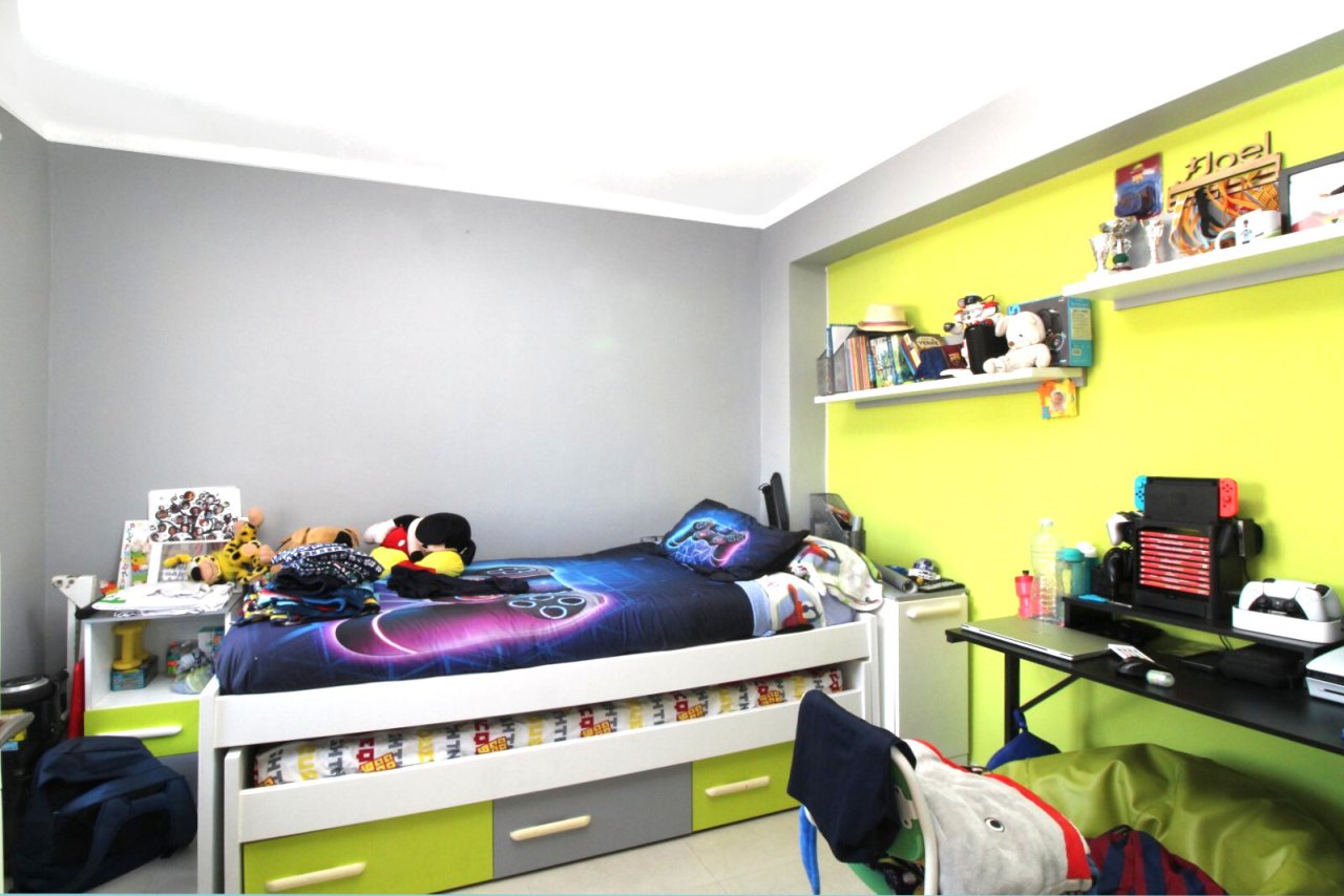 Habitación juvenil con armarios empotrados prácticos y integración inteligente del espacio de trabajo