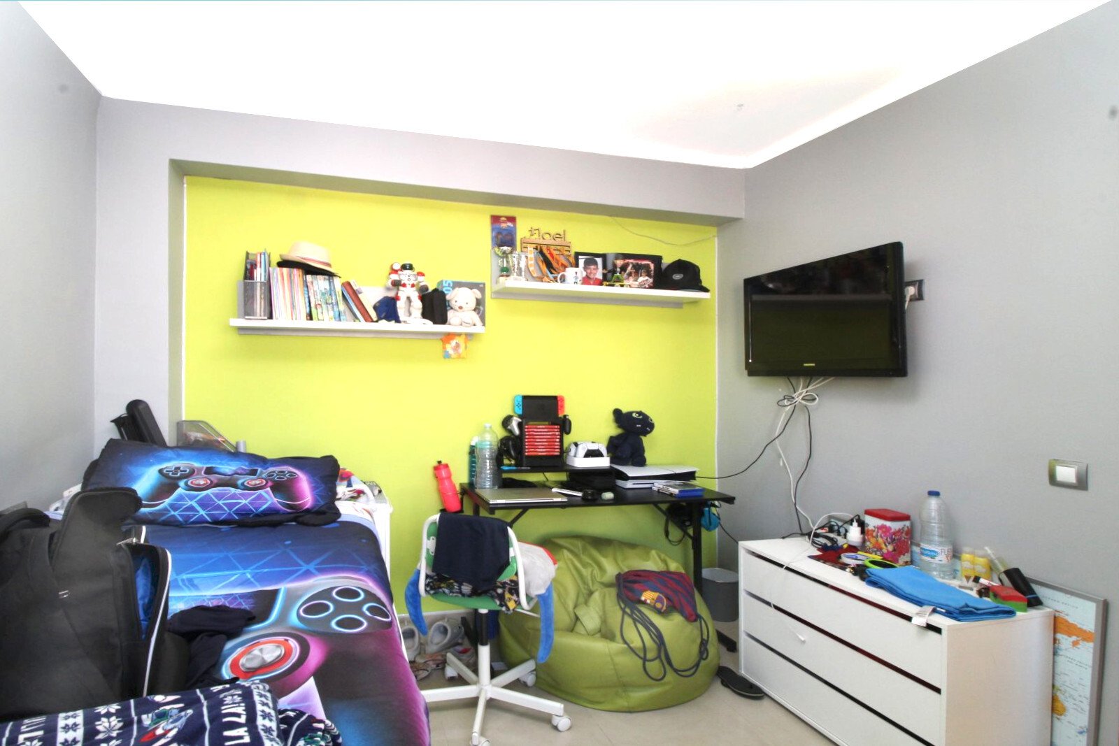 Habitación juvenil con estación de juegos integrada y funcionalidad óptima