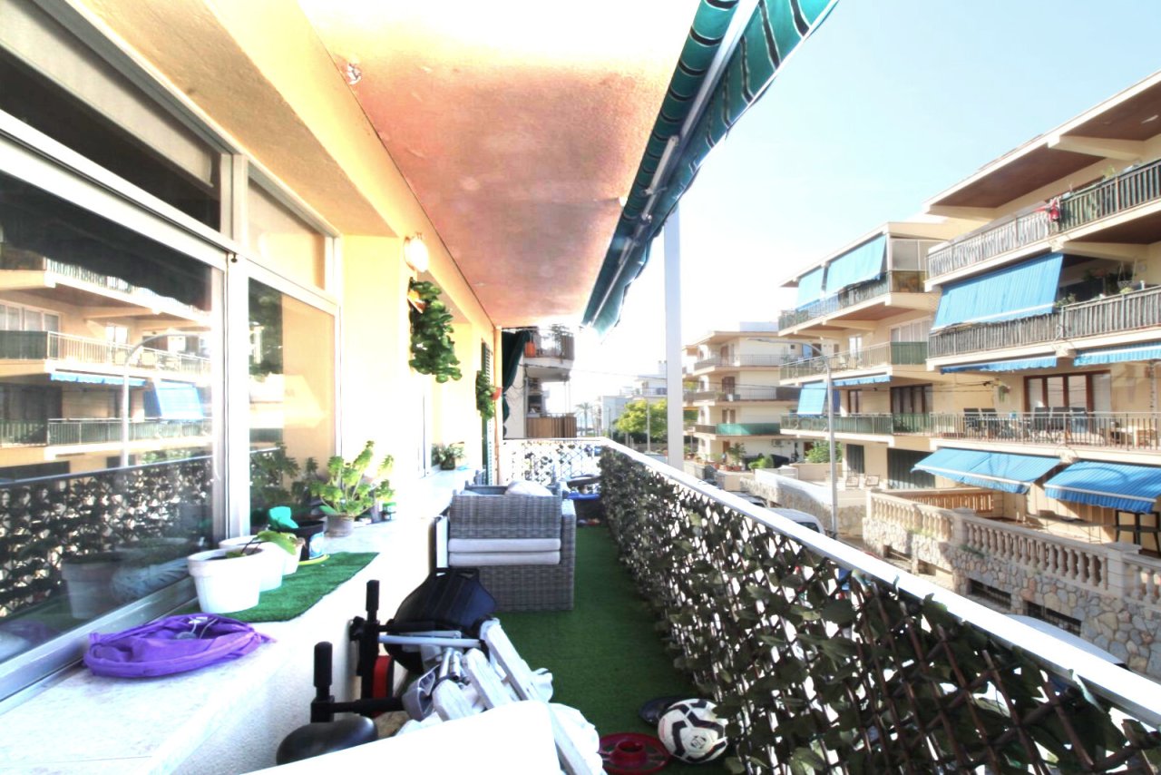 Terraza soleada con vistas panorámicas y solución inteligente de protección solar