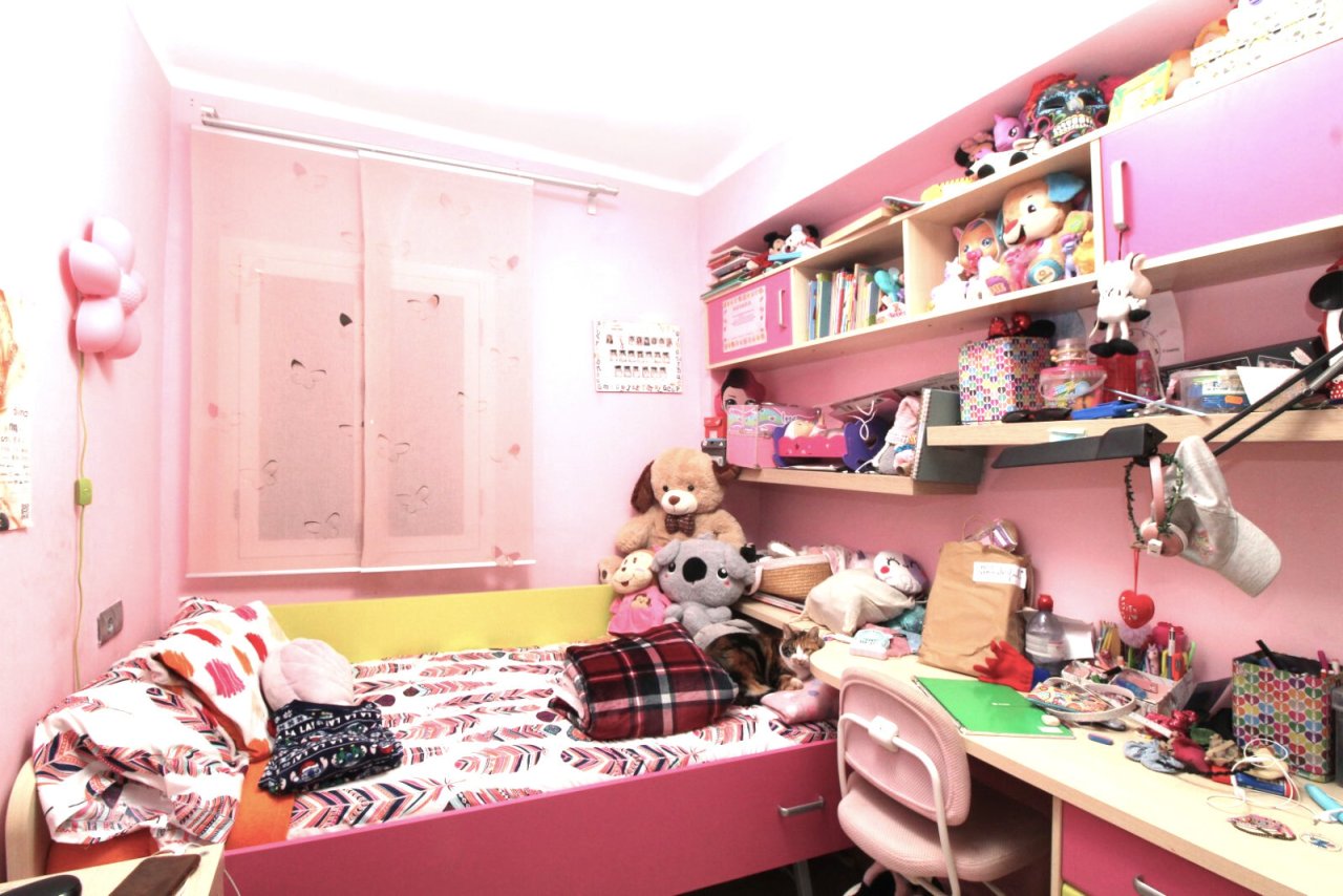 Habitación infantil funcional con zona de trabajo integrada y sistema de almacenamiento bien pensado