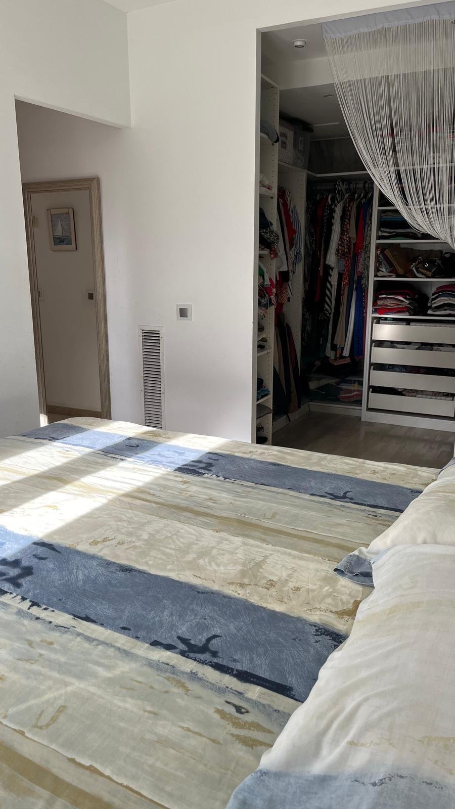 Dormitorio con acceso directo al vestidor y distribución inteligente del espacio Dormitorio con acceso directo al vestidor y distribución inteligente del espacio