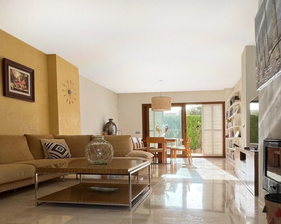 Concepto de vivienda abierto con transiciones fluidas hacia la terraza y el jardín Concepto de vivienda abierto con transiciones fluidas hacia la terraza y el jardín