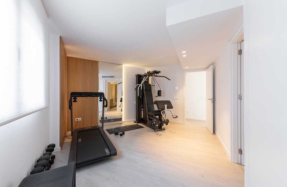 Área privada de fitness con altura de techo óptima y equipamiento funcional Área privada de fitness con altura de techo óptima y equipamiento funcional
