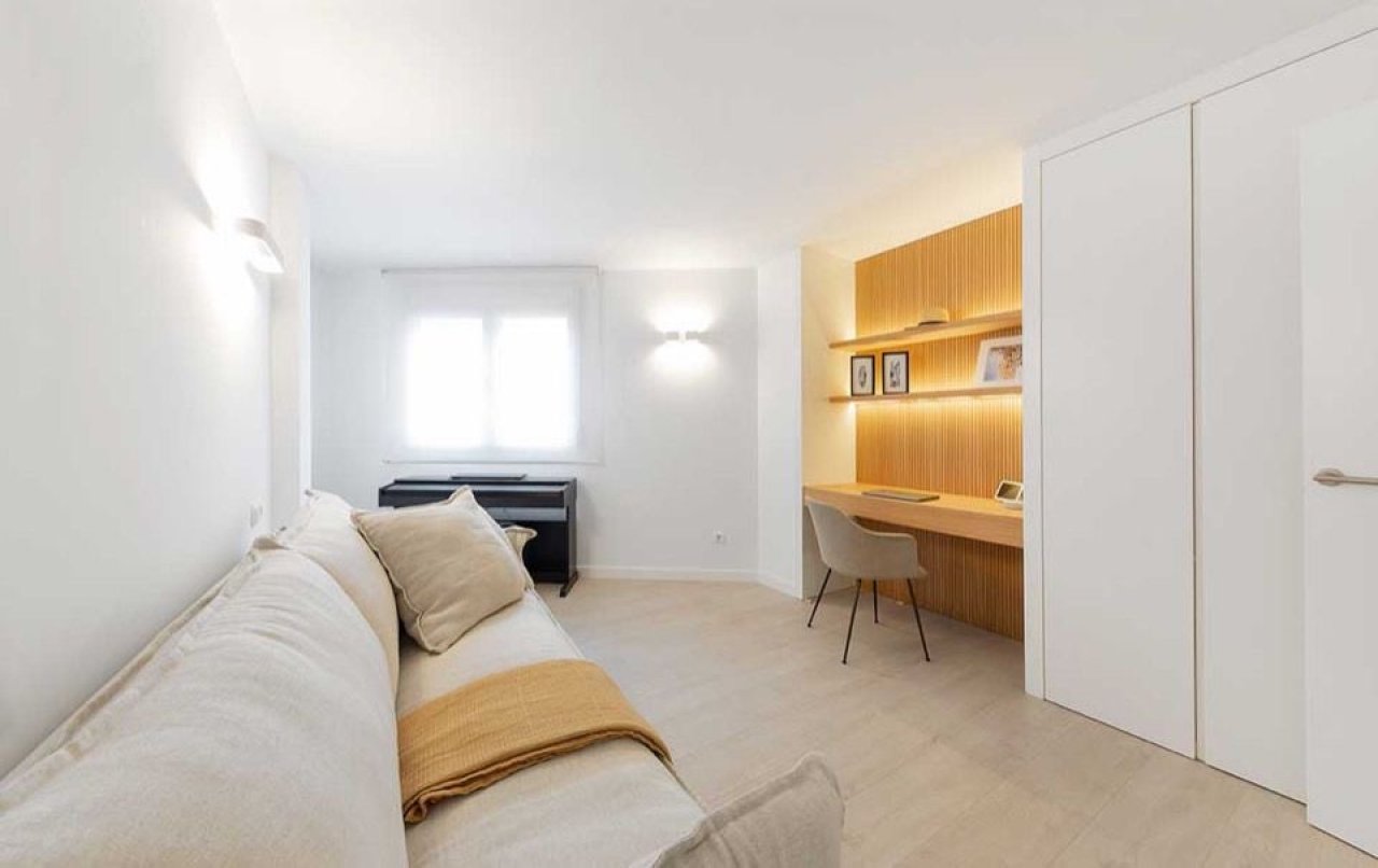 Dormitorio con zona de trabajo integrada y distribución funcional bien pensada Dormitorio con zona de trabajo integrada y distribución funcional bien pensada