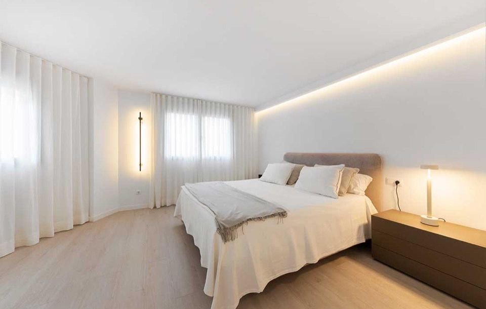 Dormitorio principal con acristalamiento de suelo a techo y concepto de iluminación integrado Dormitorio principal con acristalamiento de suelo a techo y concepto de iluminación integrado