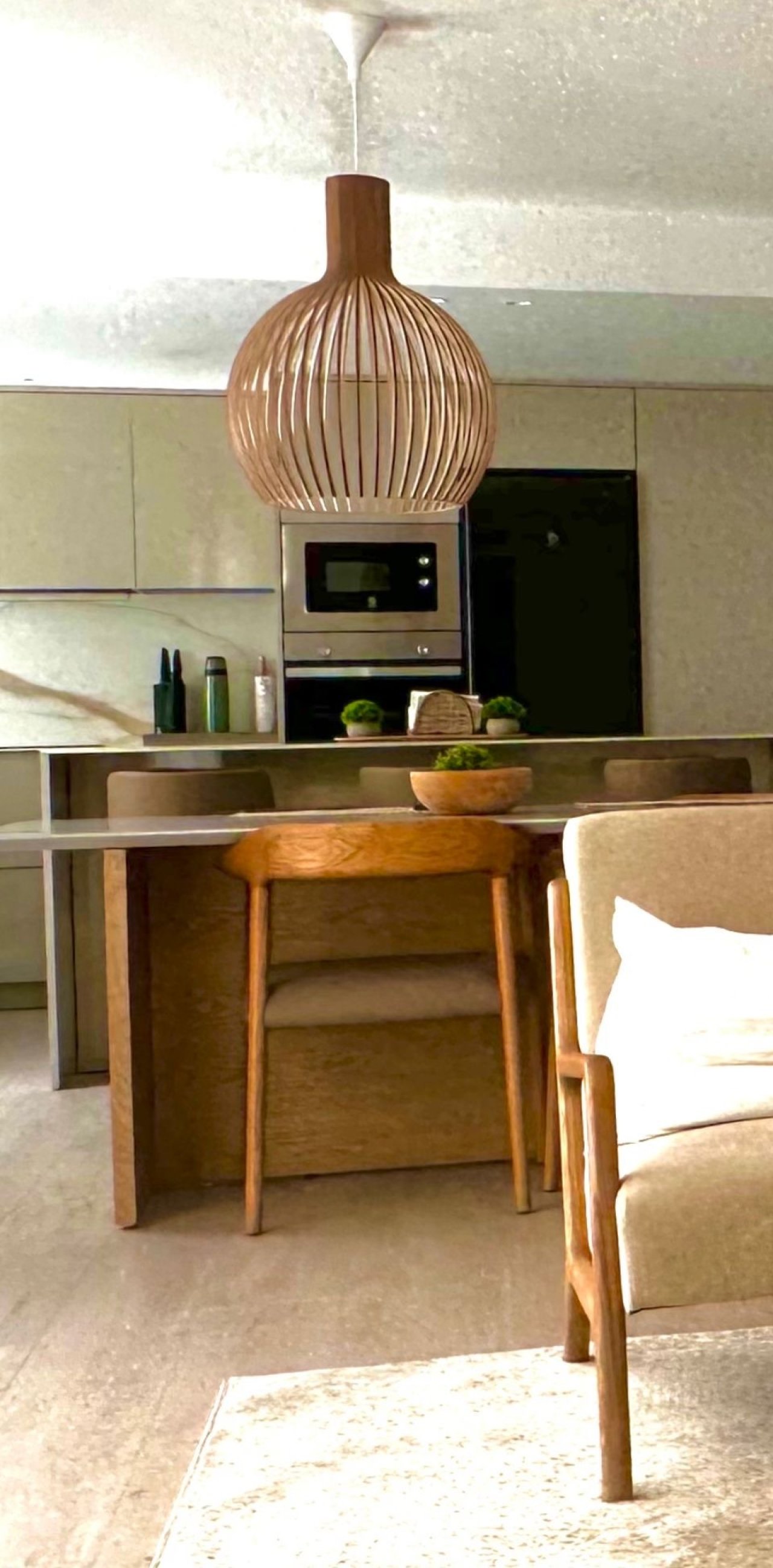 Isla de cocina moderna con comedor integrado y equipamiento de cocina de alta calidad Isla de cocina moderna con comedor integrado y equipamiento de cocina de alta calidad