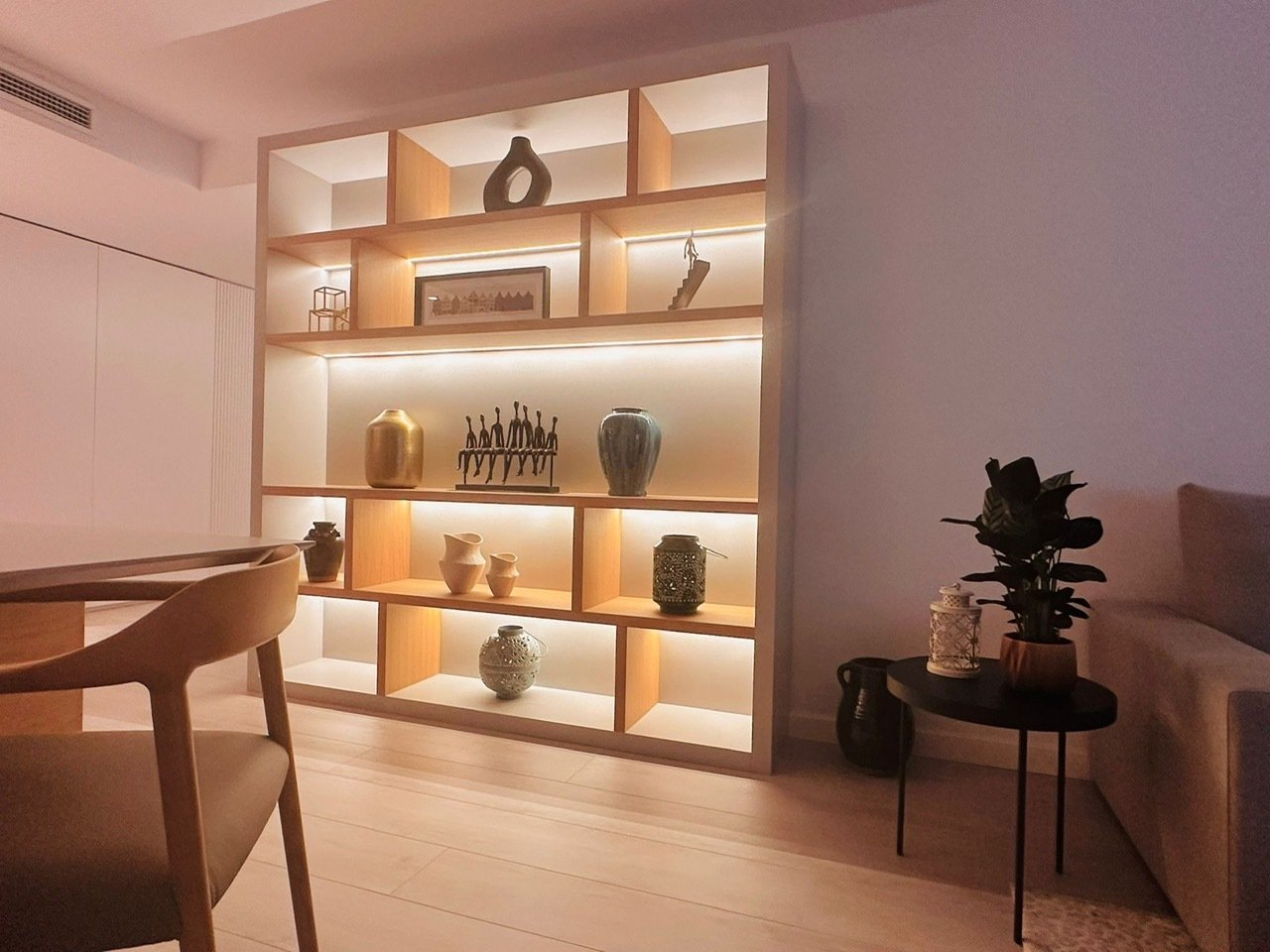 Estantería empotrada de suelo a techo con iluminación LED integrada y múltiples superficies de apoyo Estantería empotrada de suelo a techo con iluminación LED integrada y múltiples superficies de apoyo