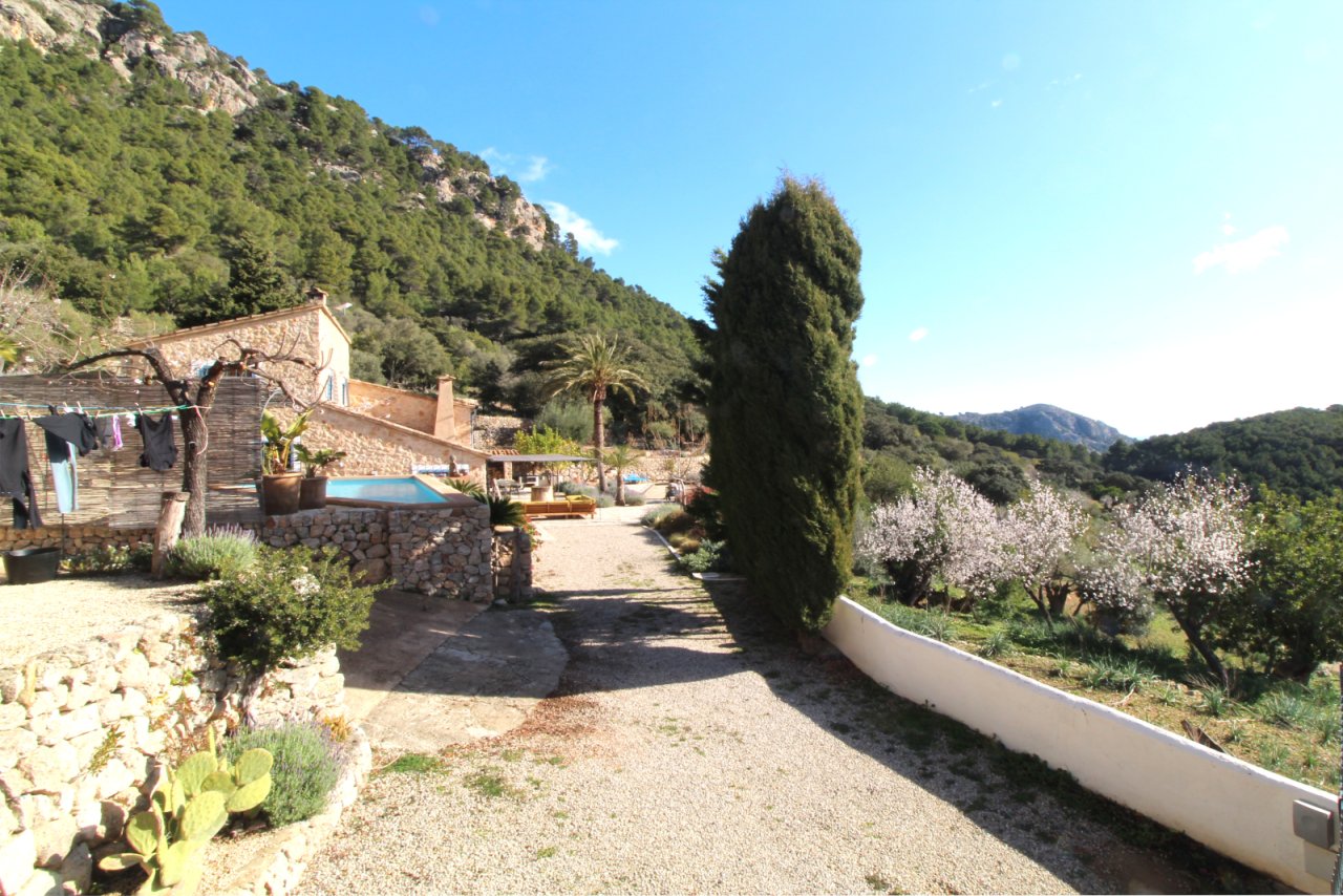 Camino de acceso pavimentado con muros de piedra natural auténtica y ubicación pintoresca en la ladera