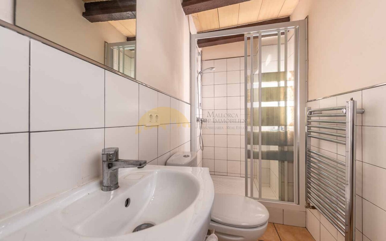 Baño moderno con ducha separada – distribución práctica del espacio con toallero calefactable Baño moderno con ducha separada – distribución práctica del espacio con toallero calefactable