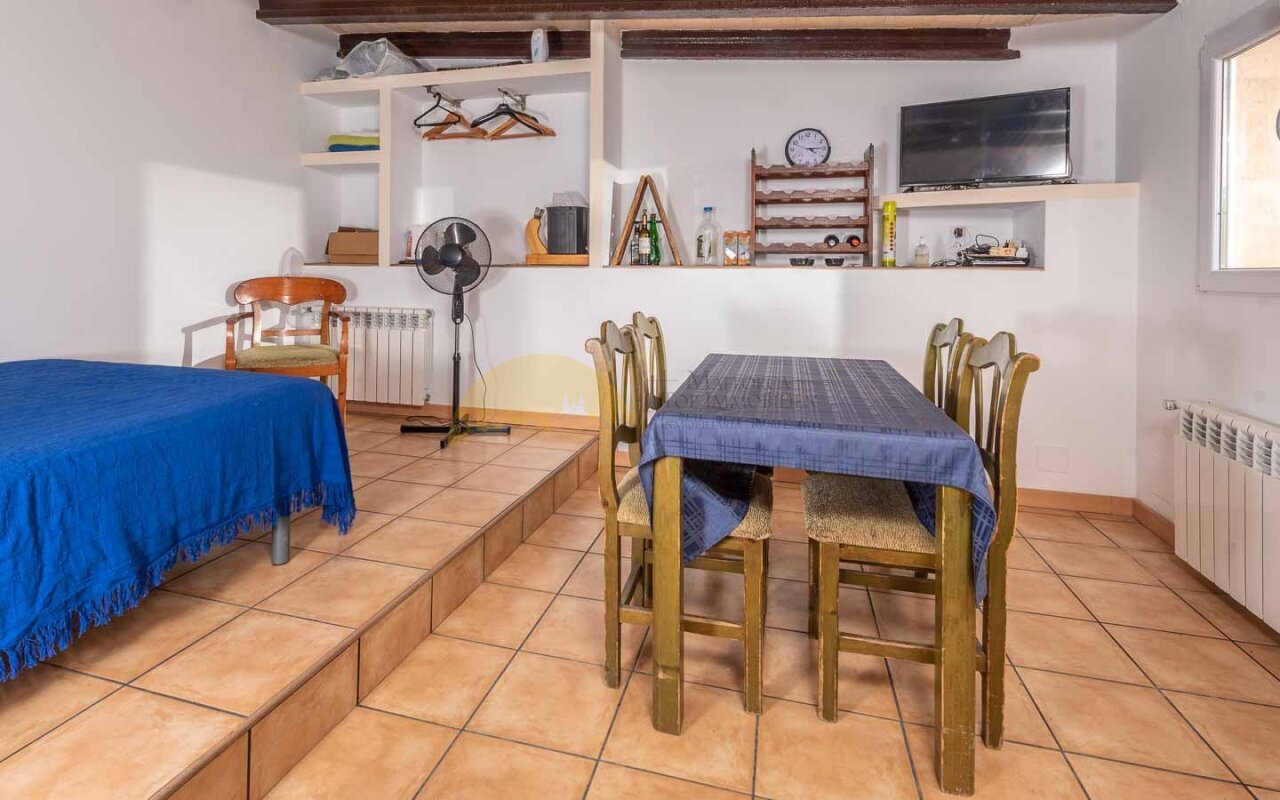 Espacio de vivienda abierto con galería y techo de vigas de madera – Uso flexible del espacio con múltiples opciones de diseño Espacio de vivienda abierto con galería y techo de vigas de madera – Uso flexible del espacio con múltiples opciones de diseño