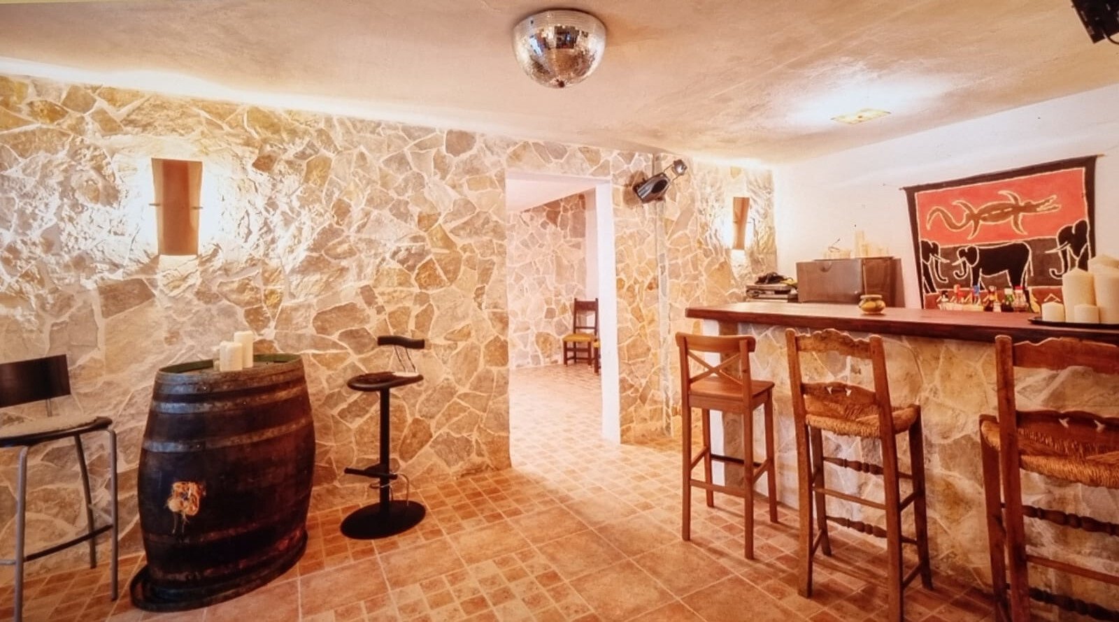 Bodega auténtica con arquitectura de piedra rústica y múltiples posibilidades de uso Bodega auténtica con arquitectura de piedra rústica y múltiples posibilidades de uso