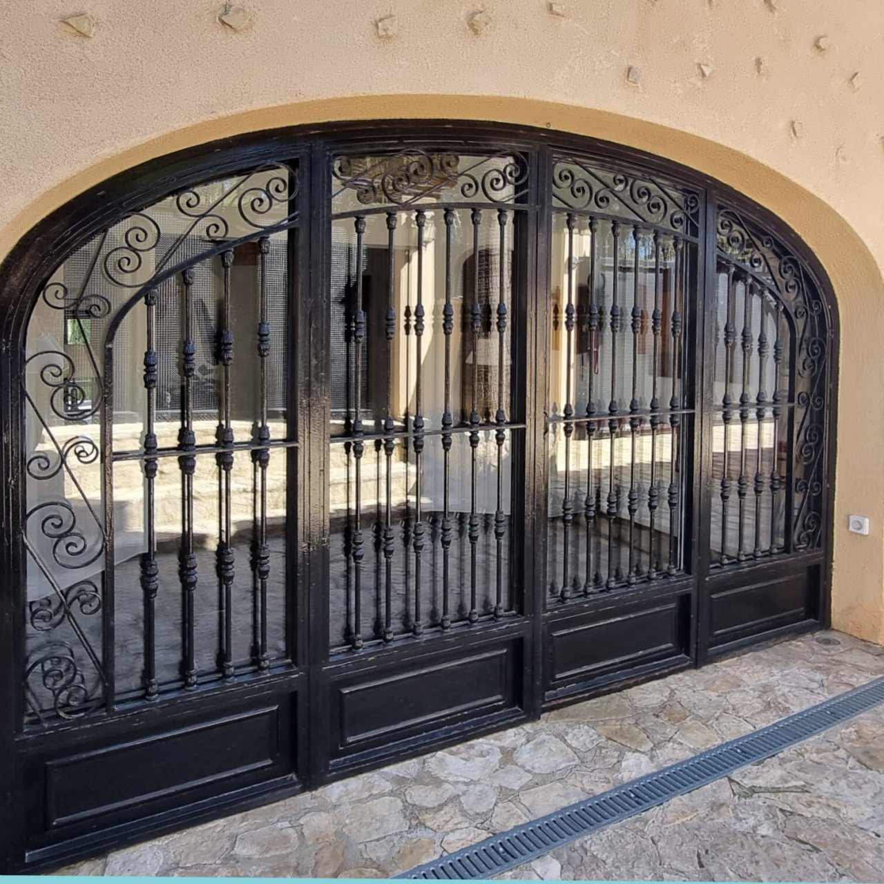 Elegante puerta de entrada con artesanía de hierro forjado y marco redondeado con carácter Elegante puerta de entrada con artesanía de hierro forjado y marco redondeado con carácter