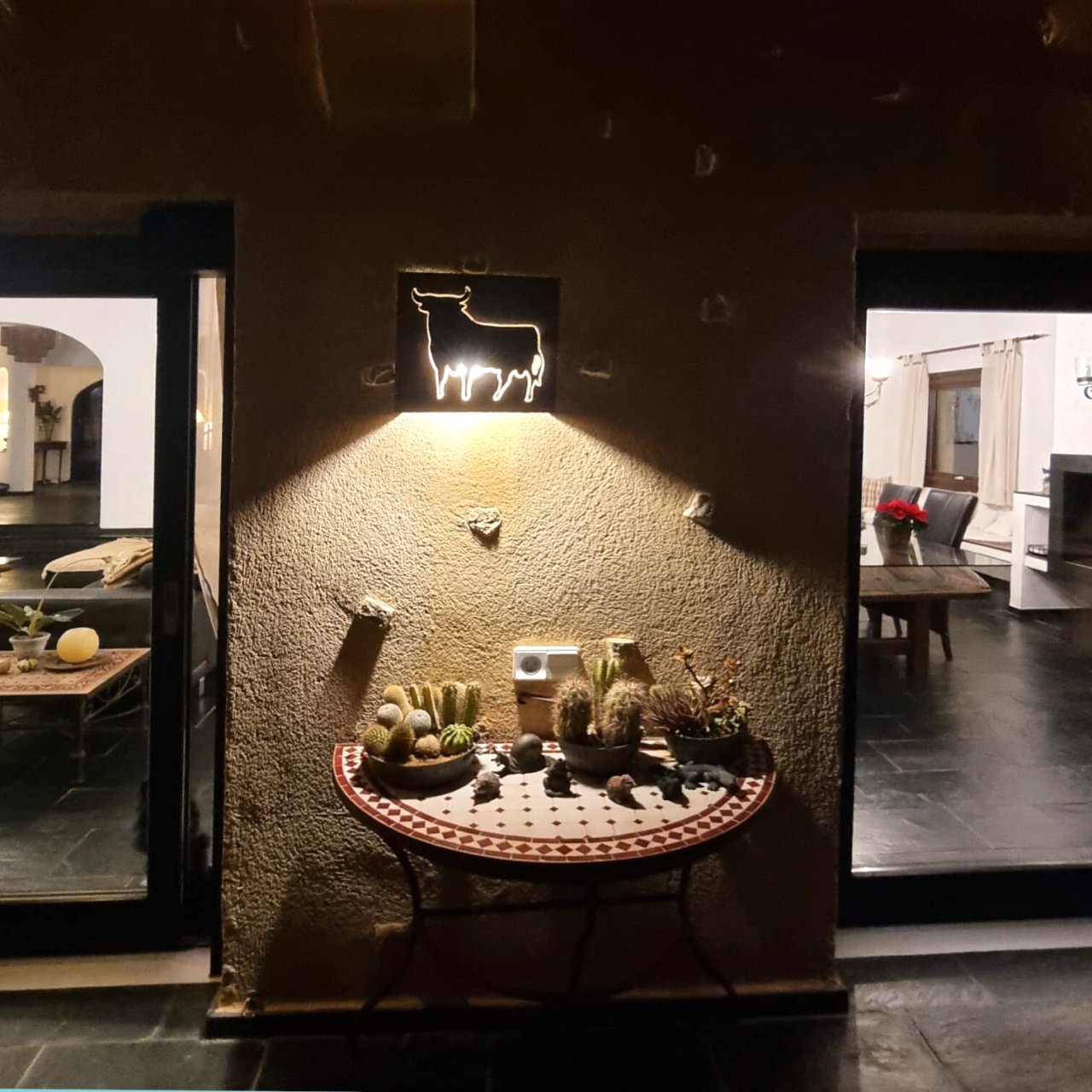 Un rincón elegante con decoración de pared estructurada y una iluminación profesional Un rincón elegante con decoración de pared estructurada y una iluminación profesional