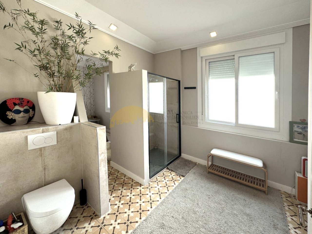 Baño moderno con ducha a ras de suelo y gran ventanal