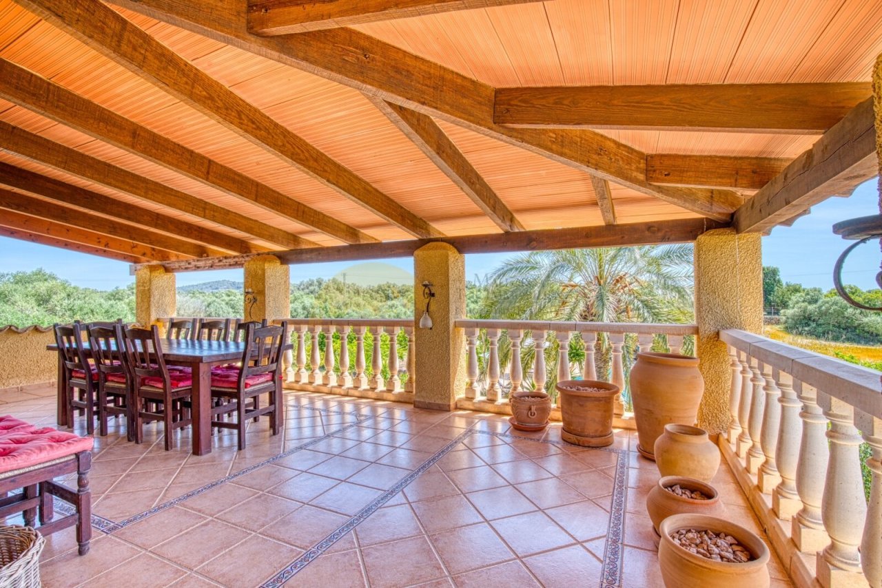 Terraza cubierta con vigas de madera maciza y vistas panorámicas del paisaje Terraza cubierta con vigas de madera maciza y vistas panorámicas del paisaje