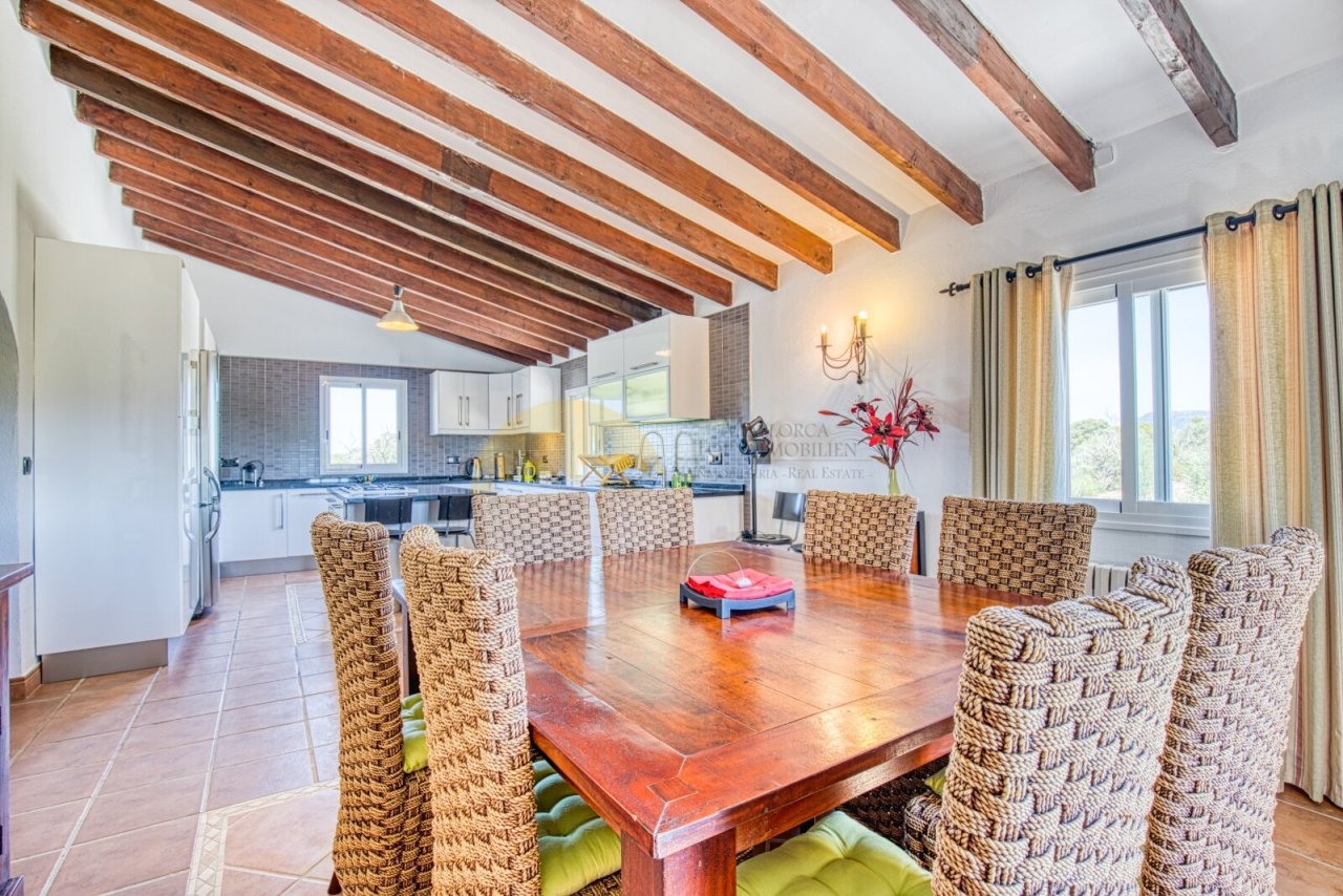 Sala de estar y comedor con vigas de madera con carácter y conexión fluida con la cocina Sala de estar y comedor con vigas de madera con carácter y conexión fluida con la cocina