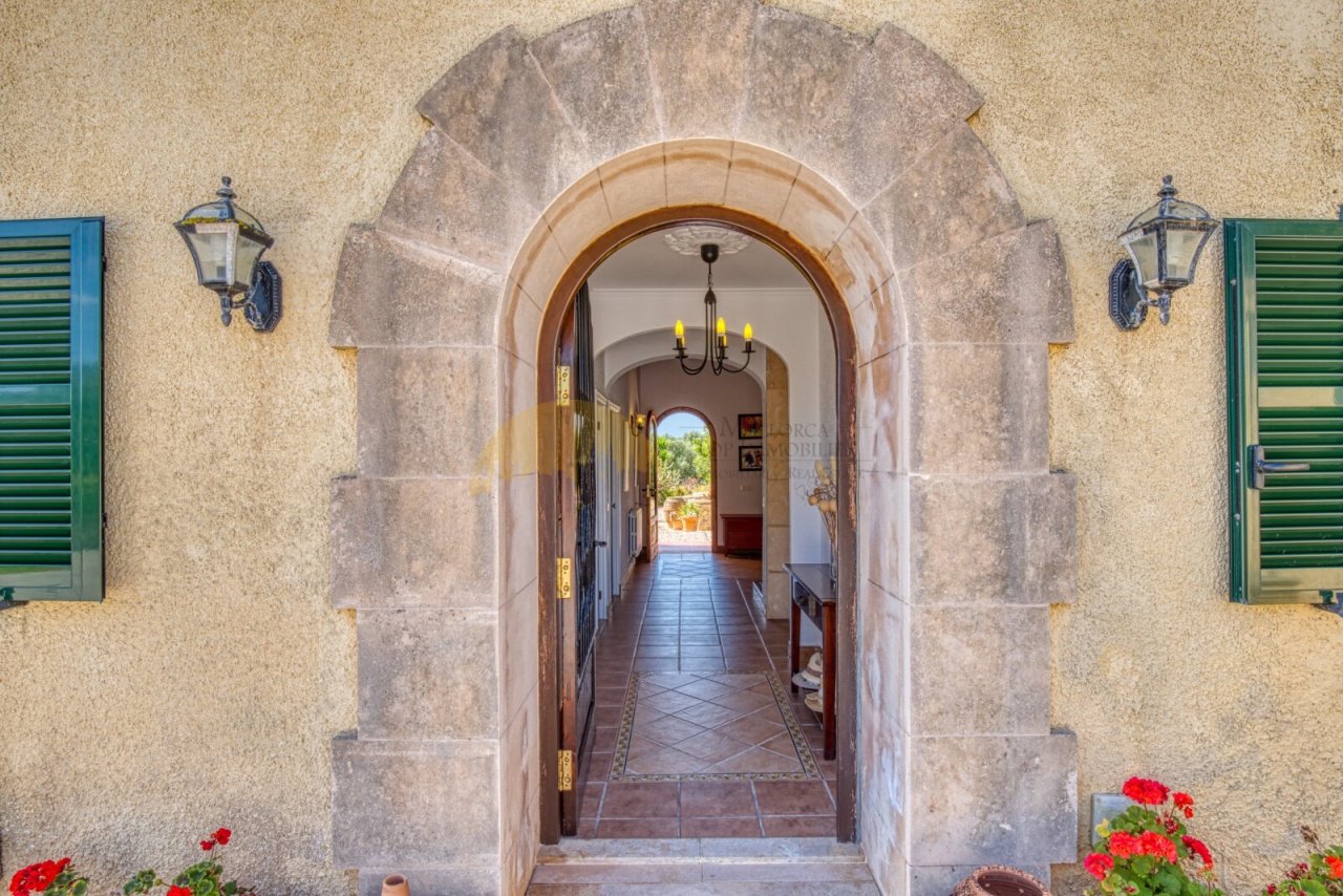 Entrada con carácter, con bóveda de piedra auténtica y elegante distribución de espacios Entrada con carácter, con bóveda de piedra auténtica y elegante distribución de espacios