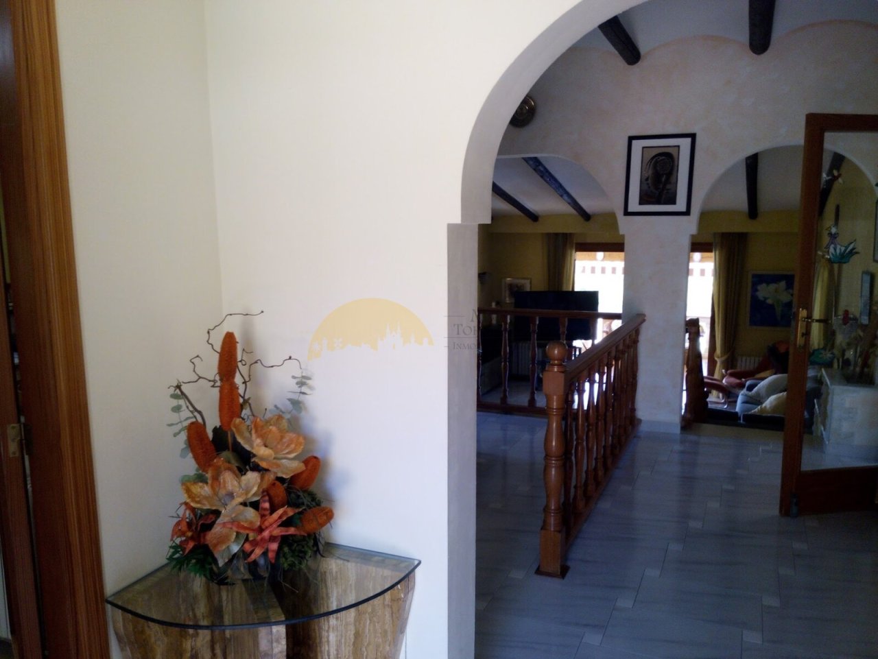 Elegante escalinata con elementos en arco característicos y conexión abierta del espacio Elegante escalinata con elementos en arco característicos y conexión abierta del espacio