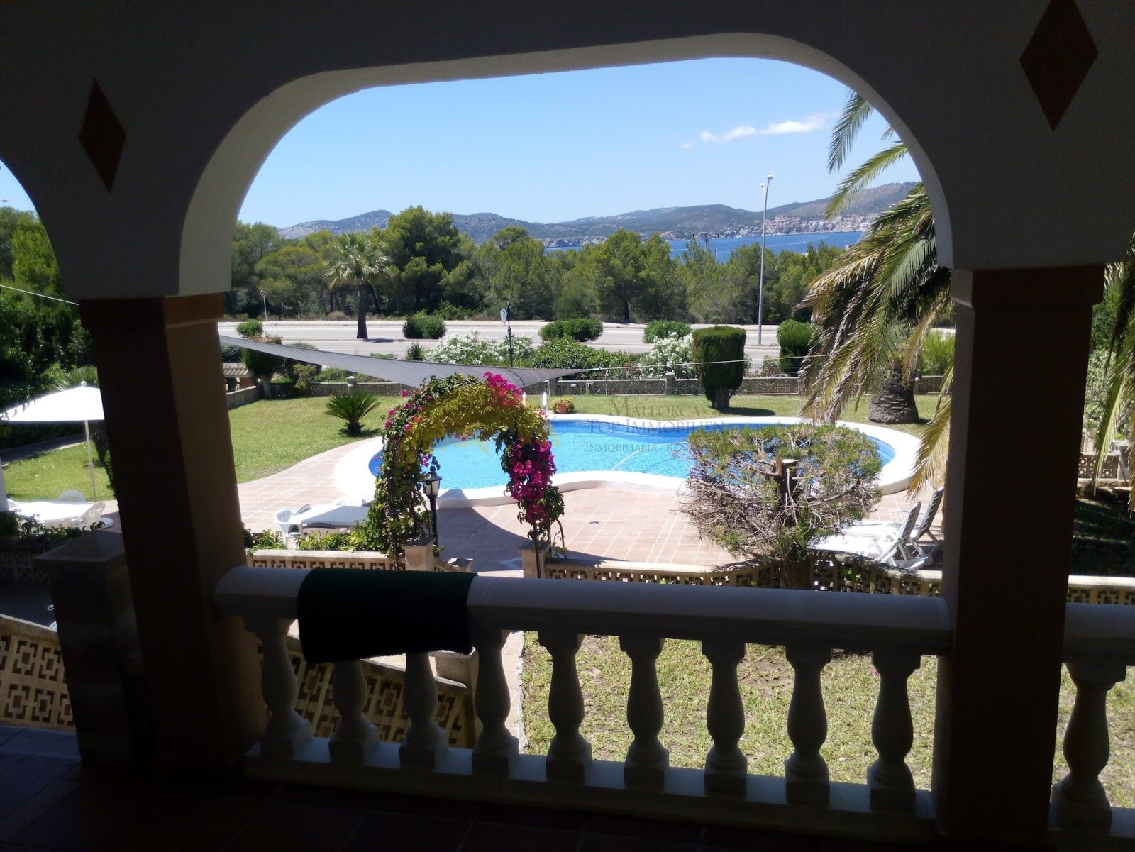 Logia con vistas panorámicas a la piscina y a la bahía Logia con vistas panorámicas a la piscina y a la bahía